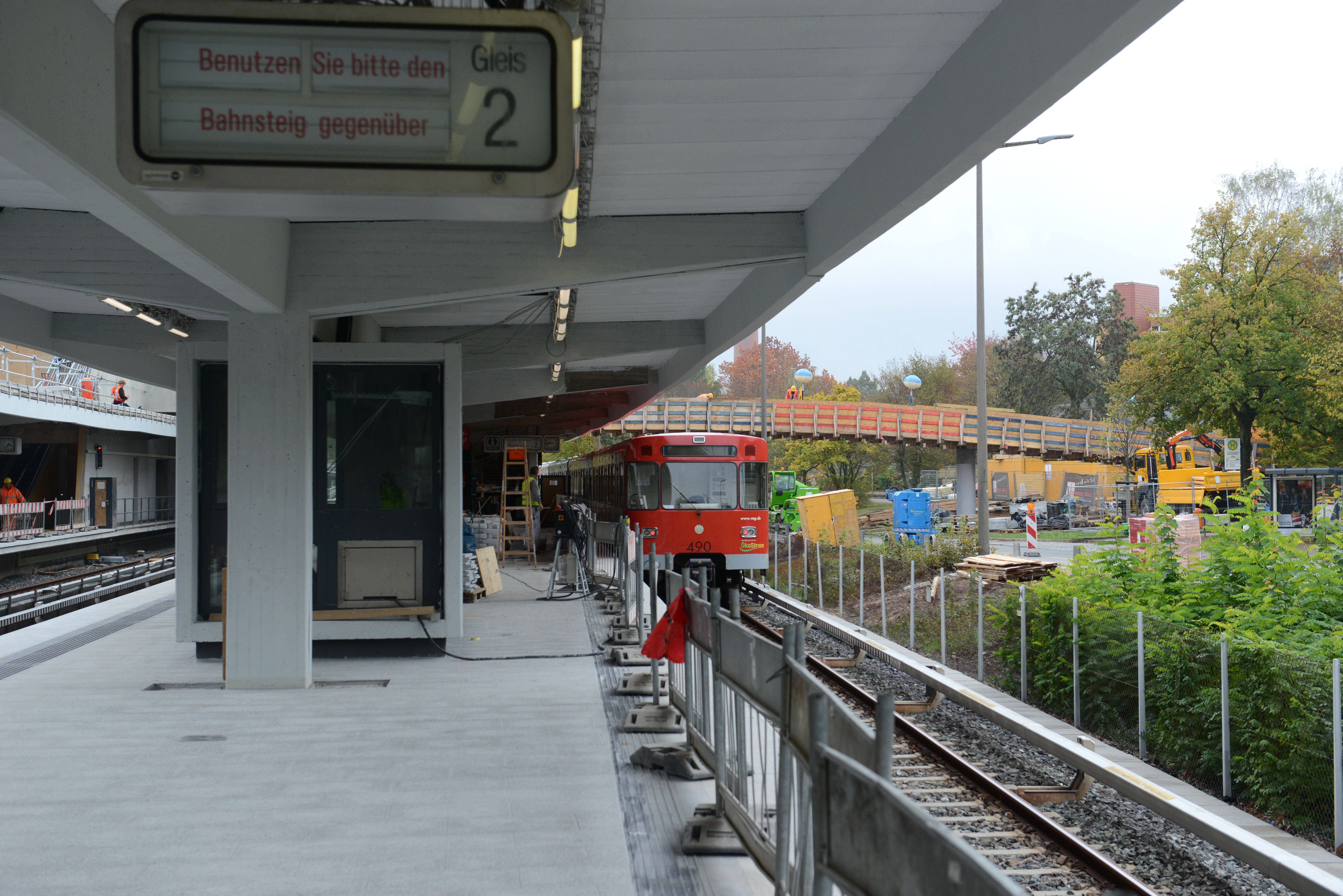 Der originale Charakter des U-Bahnhofes Scharfreiterring bleibt erhalten. Auch das ehemalige Zugabfertigerhäuschen bleibt erhalten. Es beherbergt heute Technik. Blick Richtung Langwasser Süd.