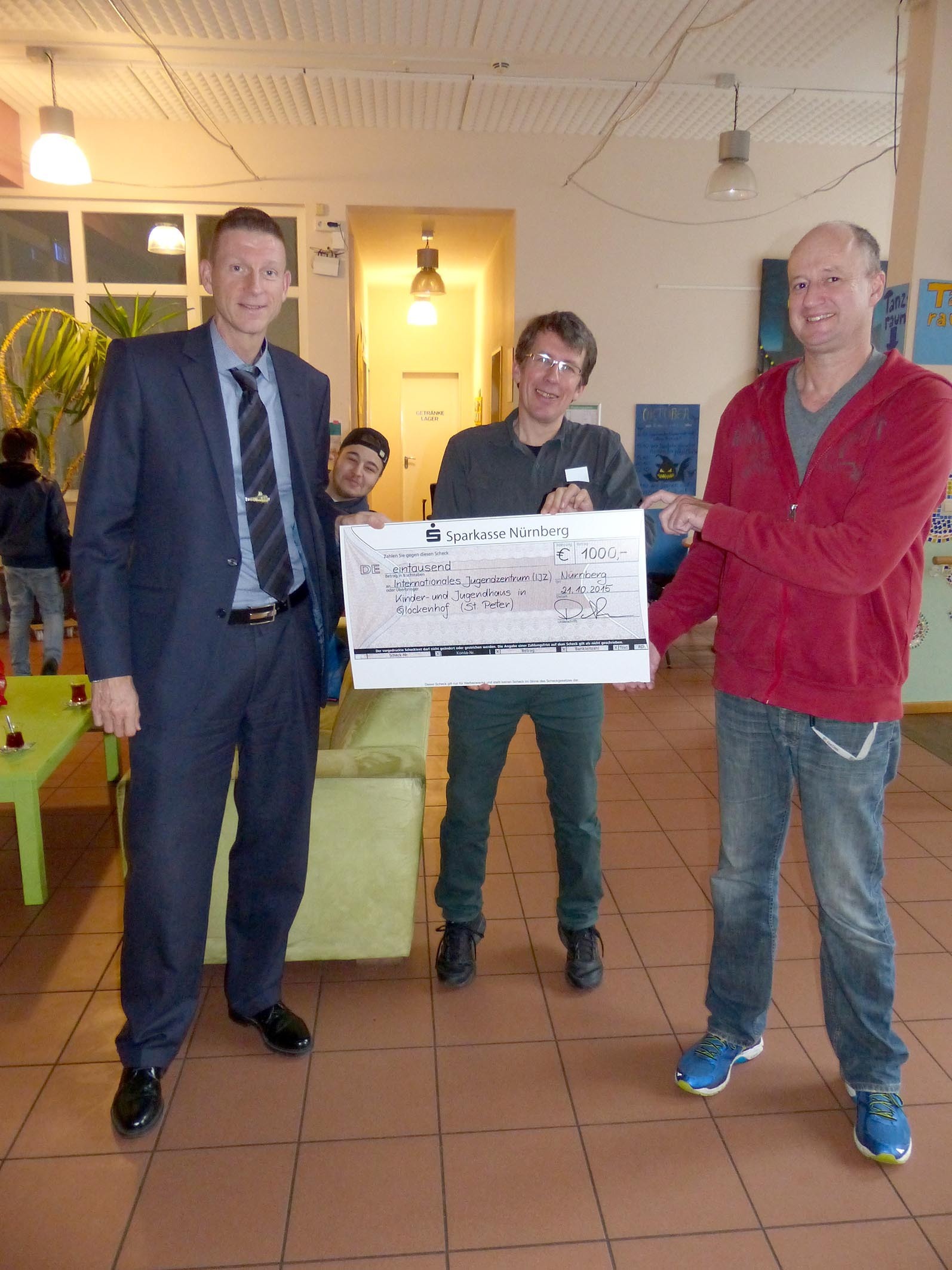 Tim Dahlmann-Resing, VAG-Vorstand für Marketing und Vertrieb (l.) , einen Scheck über 1.000 Euro an Michael Schenk (Mitte) übergeben, den Leiter der städtischen Einrichtung.