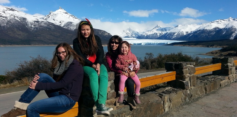 Austauschschülerin mit ihrer Gastfamilie in Chile.