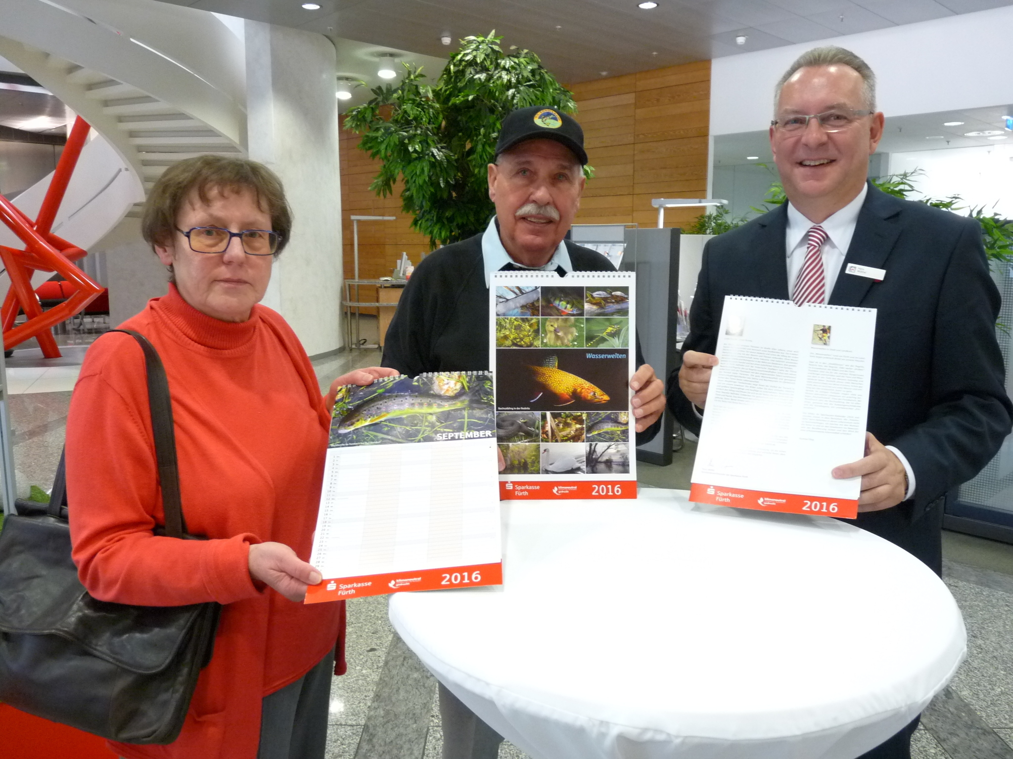 Sparkassenkalender 2016: Gunnar Förg, seine Ehefrau Gisela und den Vorstandsvorsitzenden der Sparkasse Fürth, Hans Wölfel (r.).