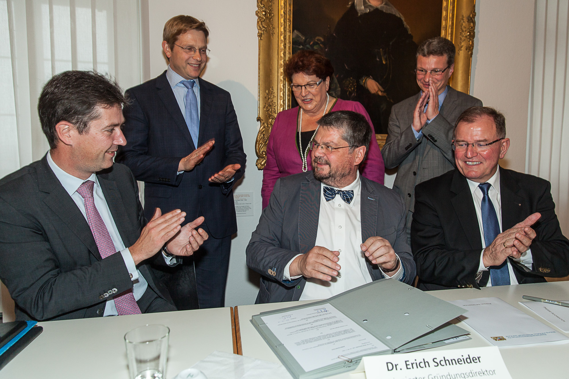 Dr. Erich Schneider (vorne Mitte) nach der Vertragsunterzeichnung mit - von links - Oberbürgermeister und Vorsitzender des Zweckverbandes Mainfränkisches Museum Christian Schuchardt, MdL Oliver Jörg, Landtagspräsidentin Barbara Stamm, Wissenschafts- und Kunststaatssekretär Bernd Sibler sowie Bezirkstagspräsident Erwin Dotzel.