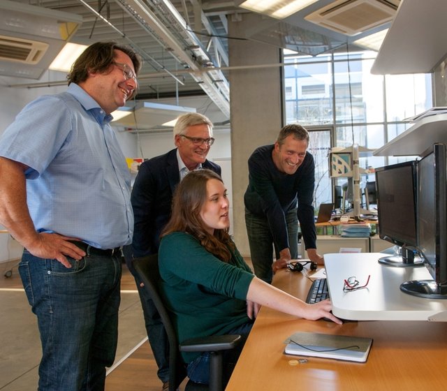 (Foto: hl-studios, Erlangen) - links: Alfons Loos, Geschäftsführer hl-studios und Prof. Christian Barta, Hochschule Ansbach (rechts)