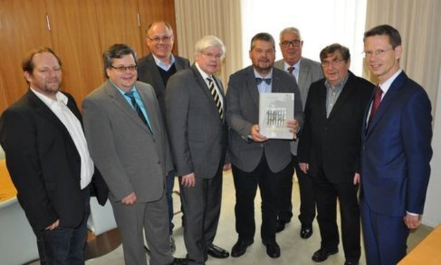 Freuen sich gemeinsam über die Neuerscheinung „Schweinfurt und seine Denkmäler (v.r.): OB Sebastian Remelé, Karl-Heinz Weppert (weppdesign.de), Klaus Stapf (Geschäftsführer Kulturstiftung), Dr. Erich Schneider (Autor), Dr. Uwe Müller (Historischer Verein), Hans Hatos (Fotograf, Sanierungsstelle), Richard Riegler (Sanierungsstelle), Nicolas Weppert (weppdesign.de).