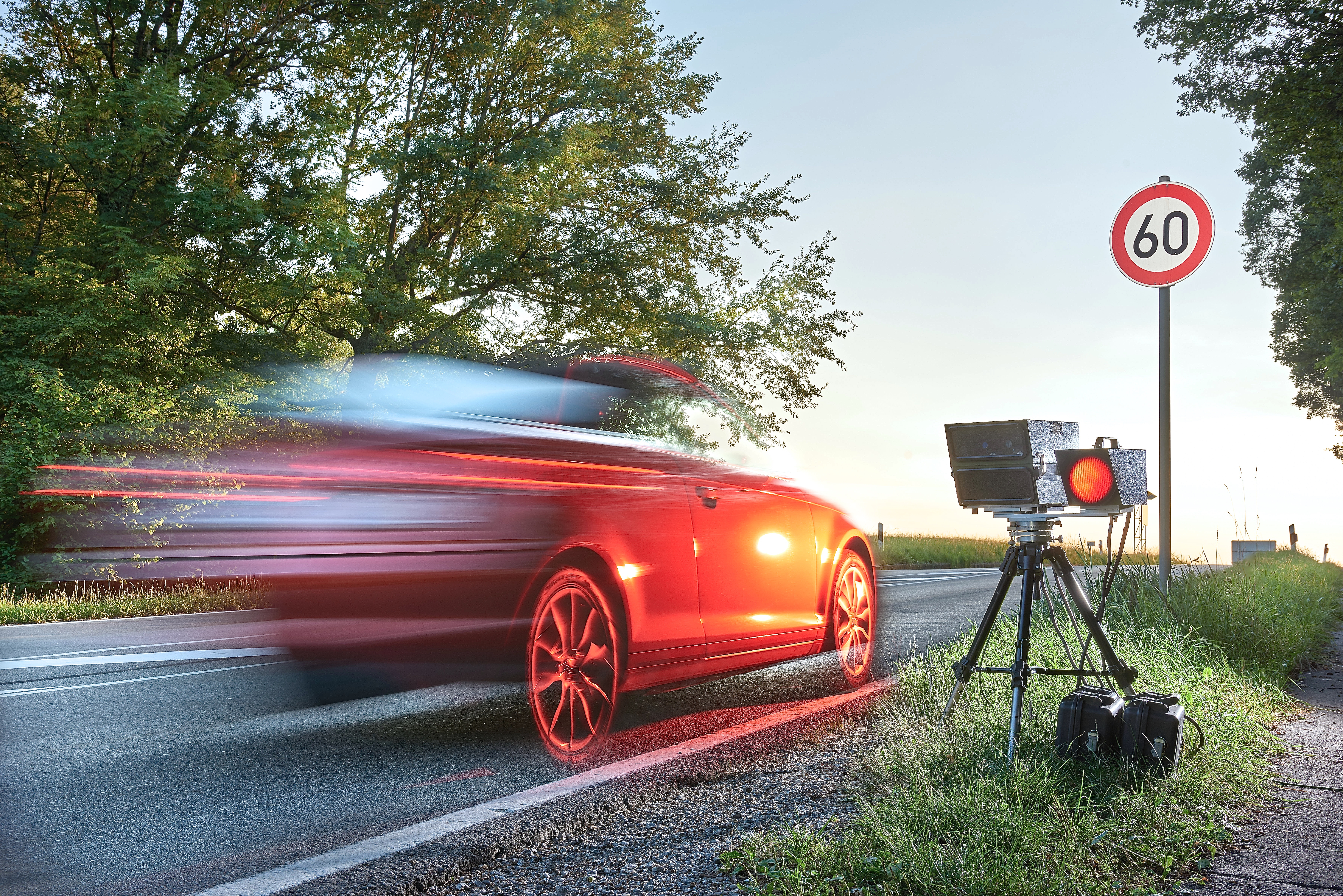 Bei vielen Autofahrern gefürchtet: Geschwindigkeitskontrolle mit „Blitzer“. Symbolbild: Auto-Medienportal.Net/ADAC