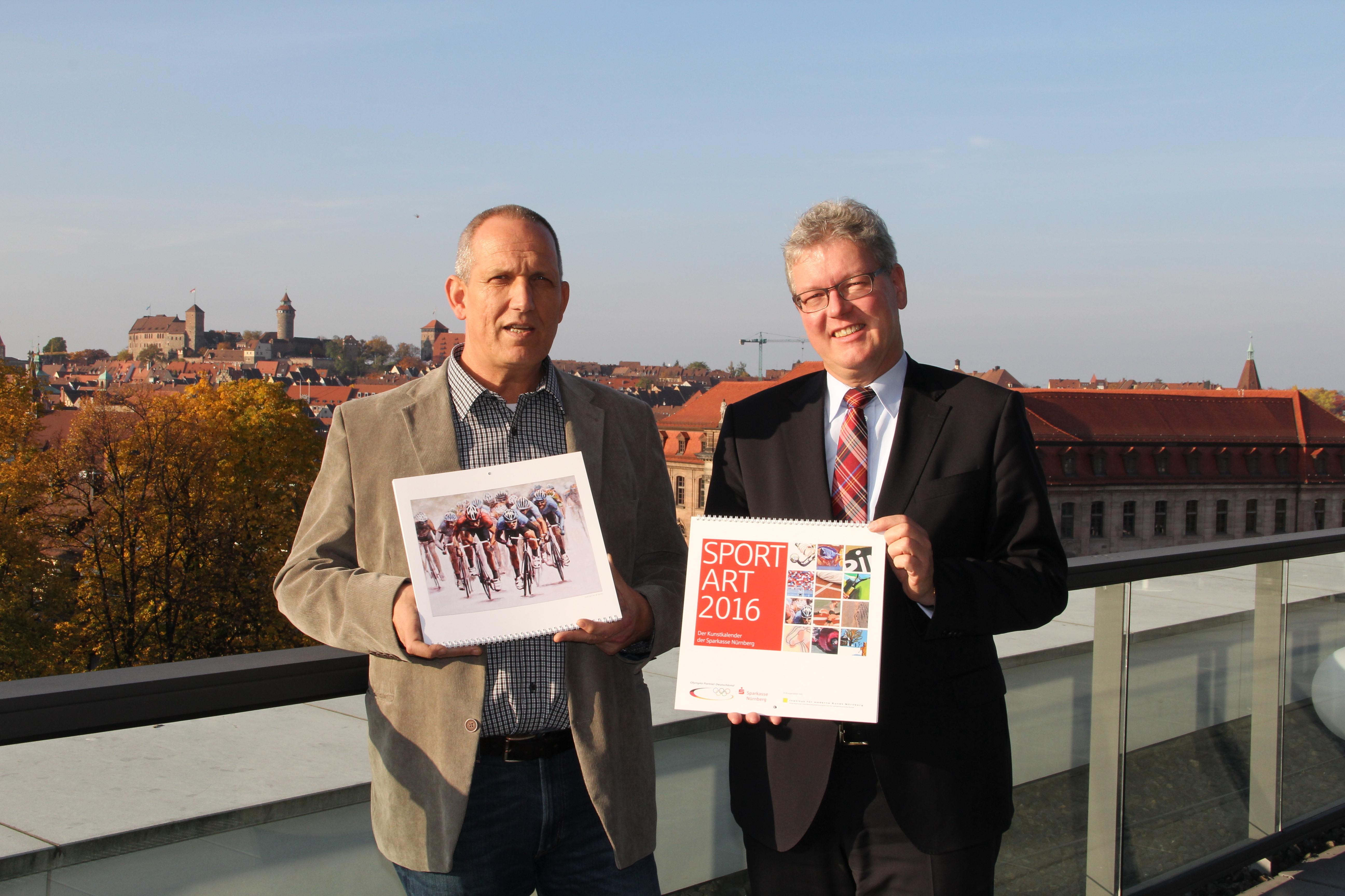 Präsentation des Kunstkalenders der Sparkasse Nürnberg: Direktor Manfred Rothenberger (l.), Institut für moderne Kunst Nürnberg e.V, und Dr. Matthias Everding, Vorstandsvorsitzender der Sparkasse Nürnberg.