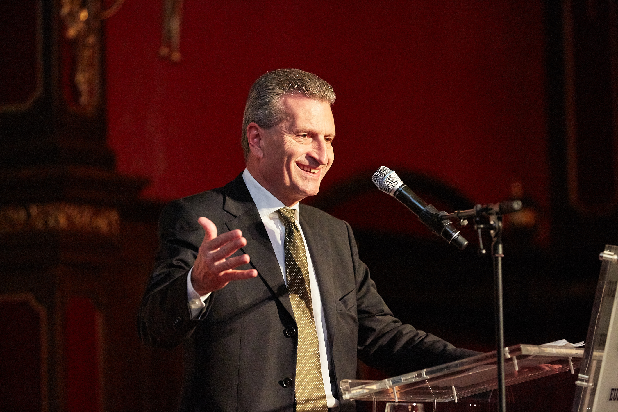 EU-Kommissar für Digitale Wirtschaft und Gesellschaft, Günther Oettinger, spricht über die Bedeutung von Anzeigenblättern in der digitalen Medienlandschaft.
