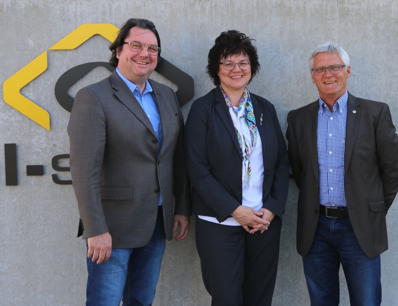 (Foto: hl-studios, Erlangen): v.l. Alfons Loos (Geschäftsführer hl-studios, Mitglied des Hochschulrats), Prof. Dr. Ute Ambrosius (Präsidentin der HS Ansbach) und Hans-Jürgen Krieg (Pressesprecher hl-studios)