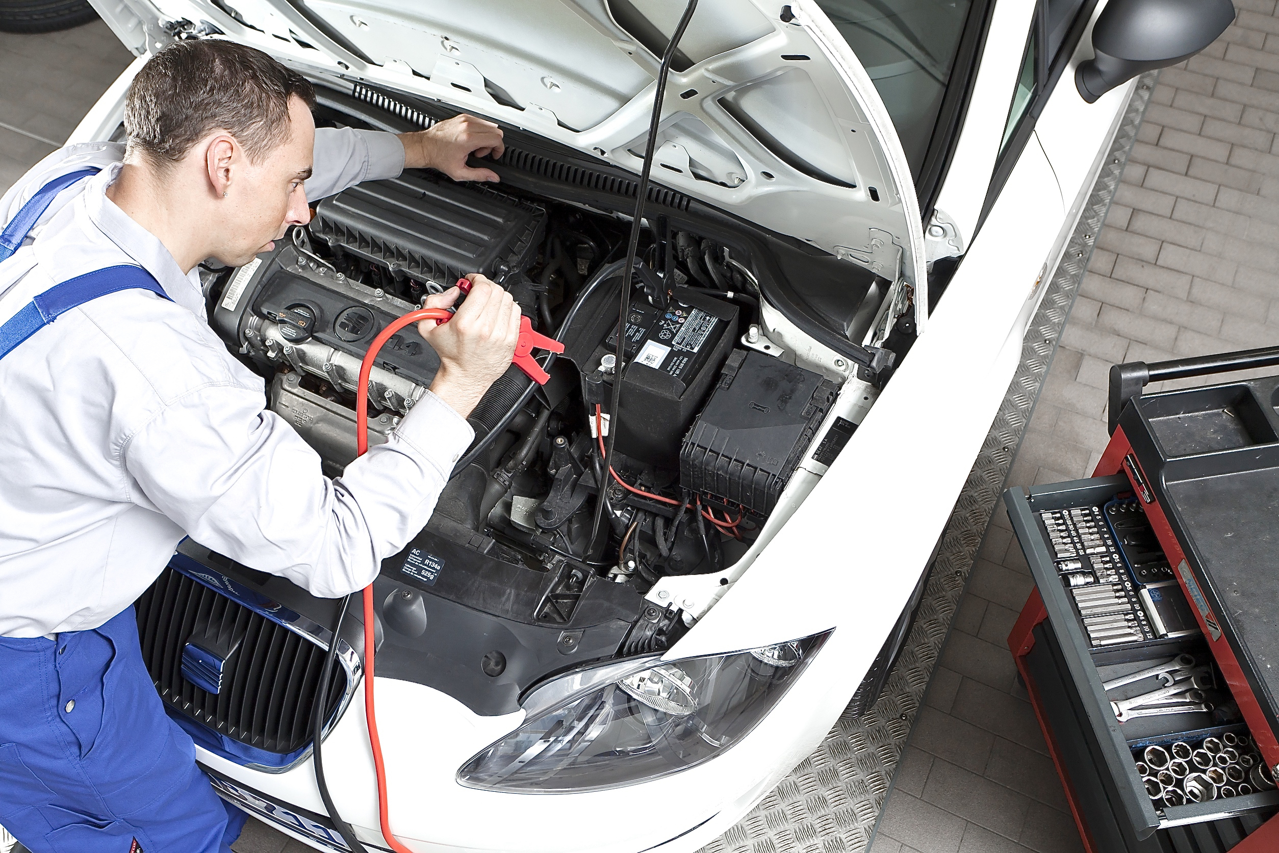 Autobatterien lässt man am besten in einer Fachwerkstatt prüfen. Foto: Auto-Medienportal.Net/ProMotor