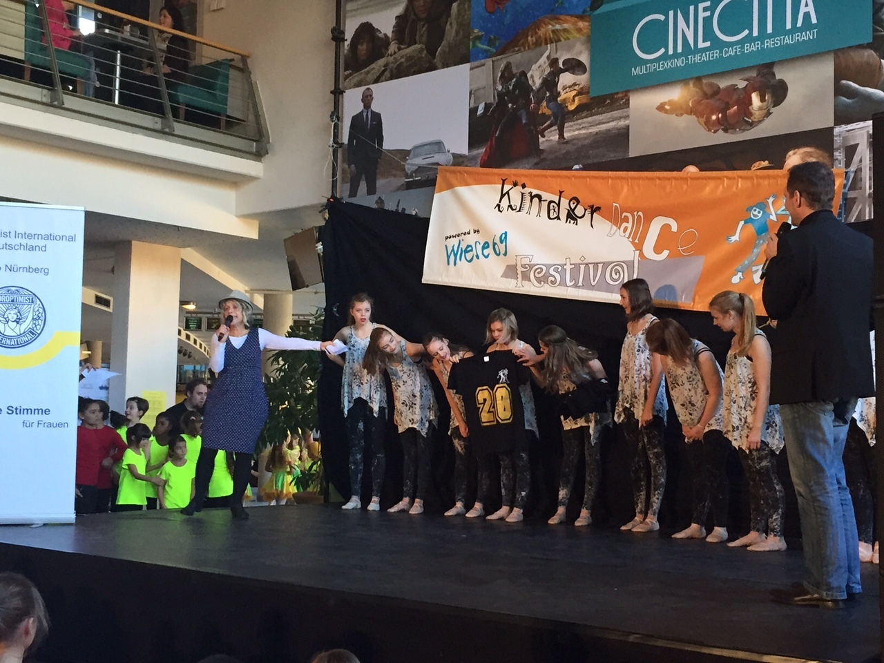 Zum 20. Jubiläum des Kinder-Dance-Festivals bekommen alle Kinder, die auftreten ein Shirt geschenkt.