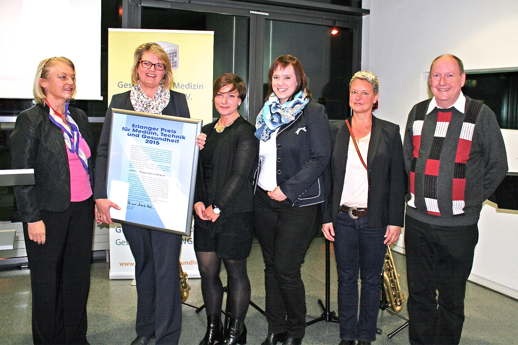Freude über eine verdiente Auszeichnung: Dr. Ursula Hahn, 1. Vorsitzende des Vereins Gesundheit und Medizin in Erlangen e.V. (l.), und Brigitte Nürnberger, Leiterin des „wabene“ (2. v. l.), mit dem „wabene“-Team. Foto: Verein Gesundheit und Medizin in Erlangen e.V.
