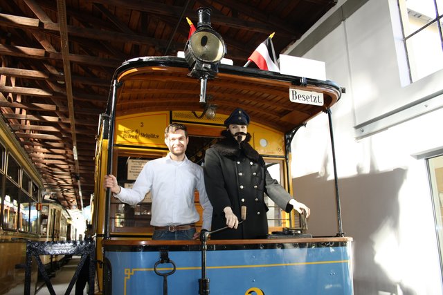 Tobias Schneider, Projektleiter für die Restaurierung, ist stolz auf die restaurierte elektrische Straßenbahn Nürnbergs. | Foto: VAG
