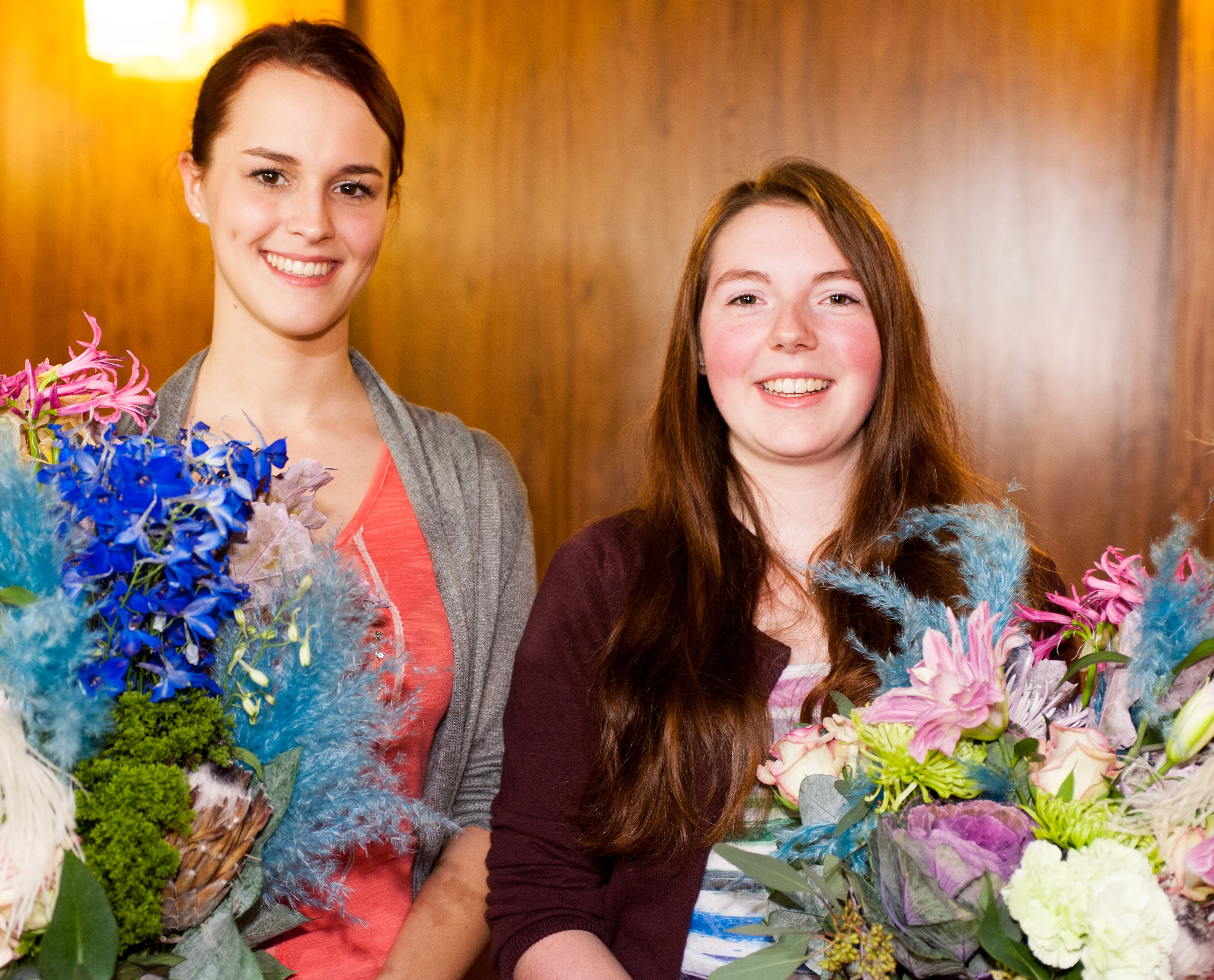 Barbara Otto (r.) ist das neue Nürnberger Christkind der Jahre 2015/16. Die 18-Jährige wurde am Mittwoch von einer Jury für das zwei Jahre währende Ehrenamt gewählt. Auf dem Bild mit ihrer Vorgängerin, Teresa Treuheit, dem Christkind der Jahre 2013/14.
