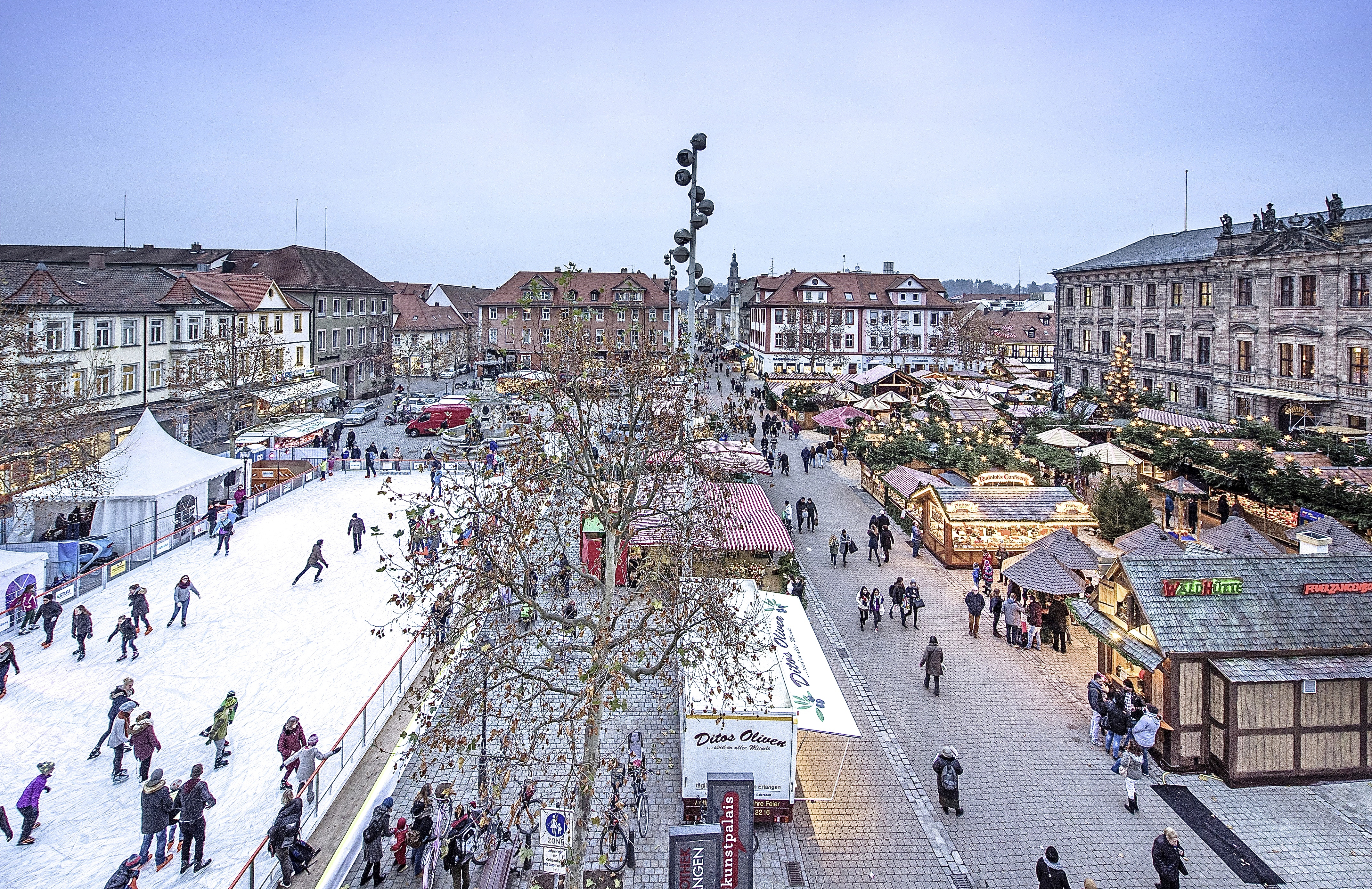 Zum Erlanger Weihnachtszauber gehört die Eislauffläche (links im Bild) mittlerweile einfach dazu. Foto: © Kilian Reil