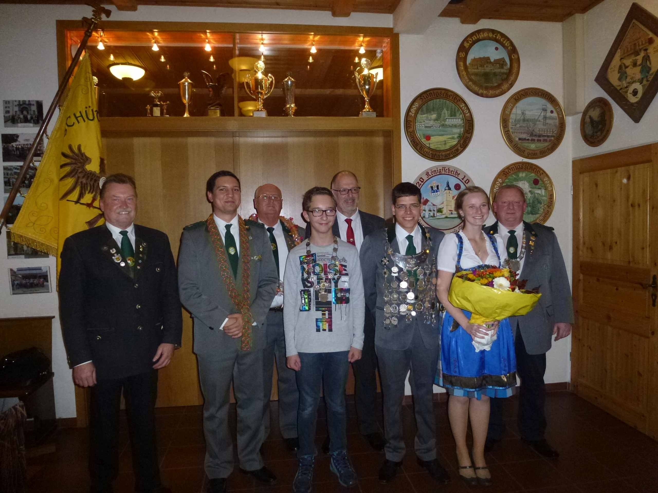Schützenkönig Stefan Ossig (3.v.l.) und Jugendkönig Erik Hagenreiner (Mitte)