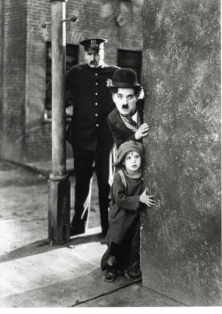 ,,Ein Film mit einem Lächeln und - vielleicht einer Träne", heißt es im Vorspann zu Charlie Chaplins ,,The Kid".