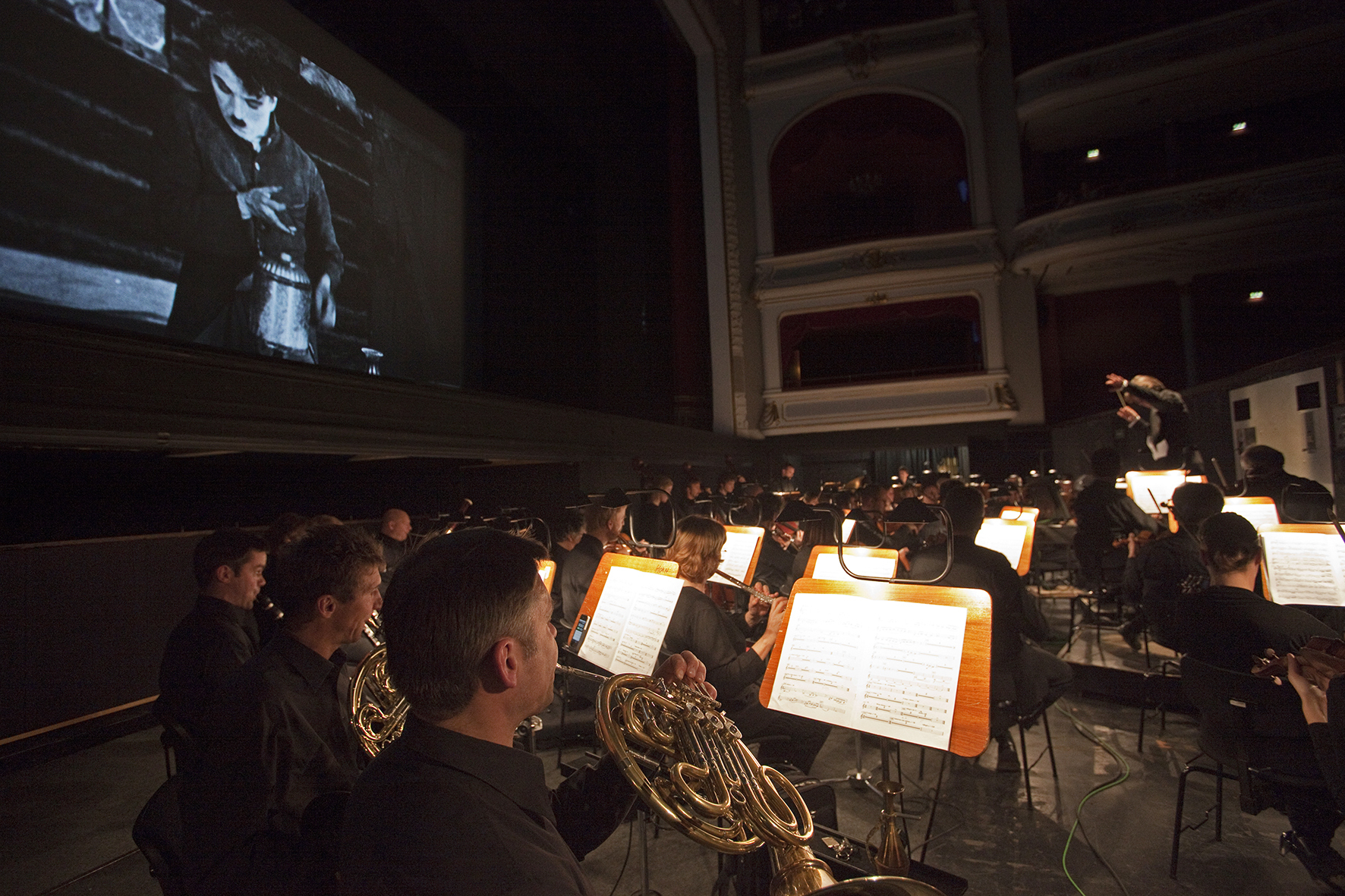Die Staatsphilharmonie unter Leitung von Frank Strobel setzt ihre Stummfilmreihe fort.