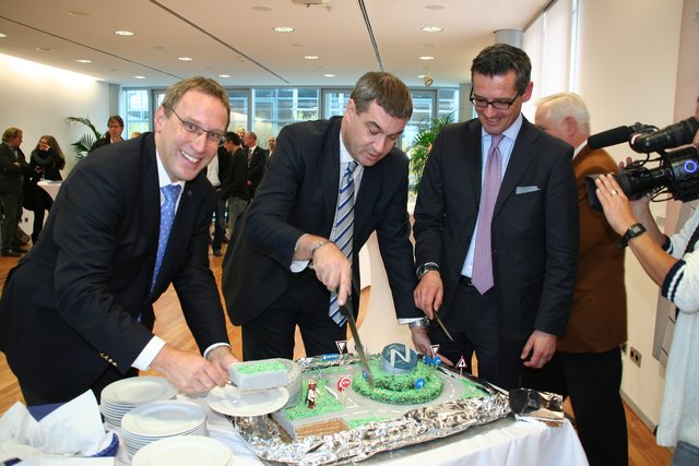 Flughafengeschäftsführer Dr. Michael Hupe, Staatsminister Dr. Markus Söder und Wirtschaftsreferent Dr. Michael Fraas schneiden die Torte zur Präsentation des neuen Airport Logos an (v.l.). | Foto: Airport Nürnberg