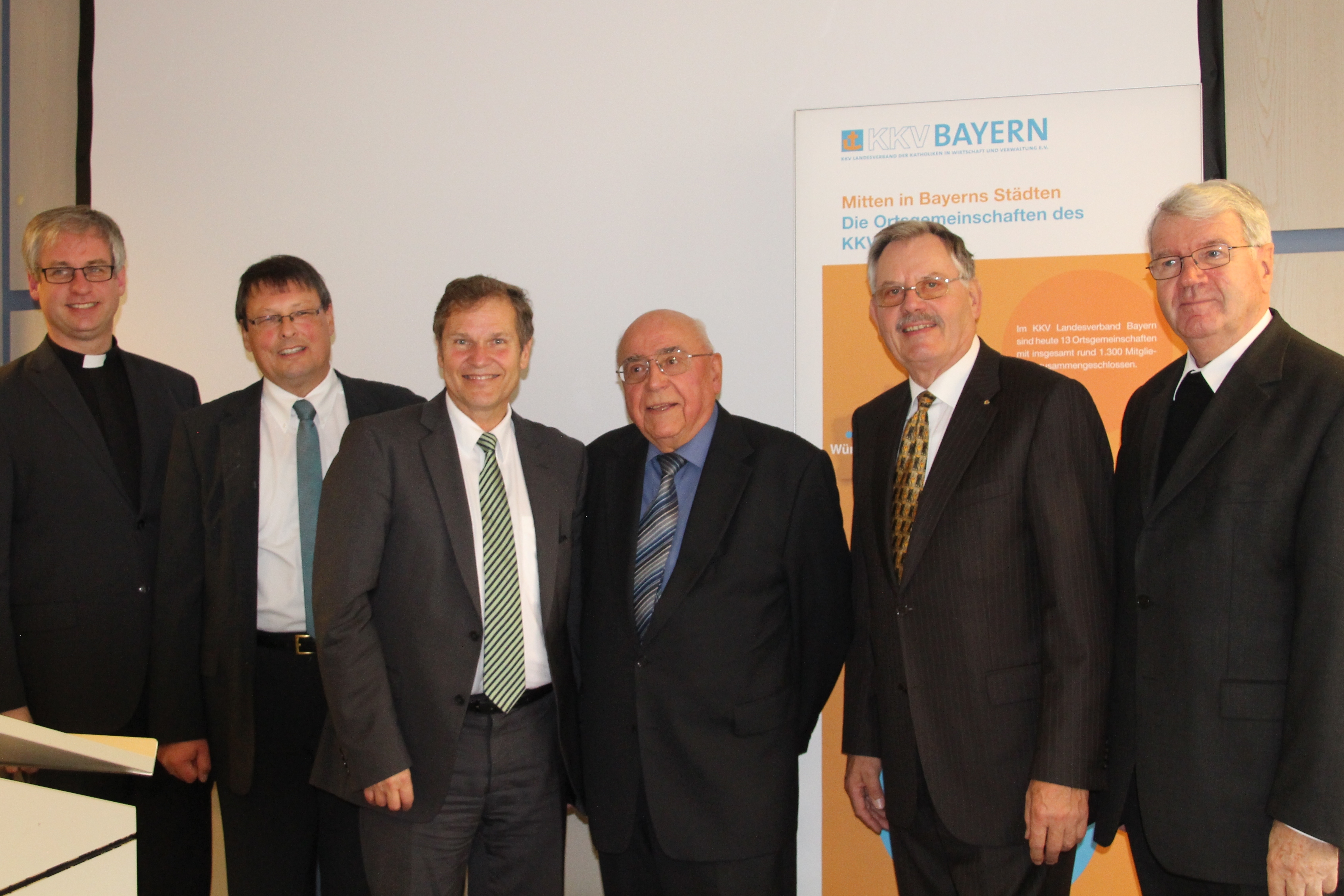 Beim Festakt (v. r.): Dompropst em. Prälat Johann Limbacher, Ortsvorsitzender Uwe Scherzer und Geistlicher Beirat P. Joe Übelmesser SJ vom KKV Mercator Nürnberg, Hermann Imhof MdL, KKV-Landesvorsitzender Dr. Klaus-Stefan Krieger und Pfarrer Stephan Müller von der Pfarrei Hl. Dreifaltigkeit.