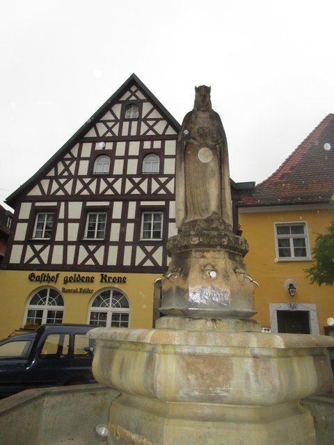 Brunnen mit der Hlg. Elisabeth von Thüringen