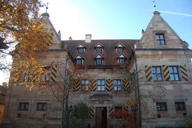 Schloss Almoshof mit goldenem Laub