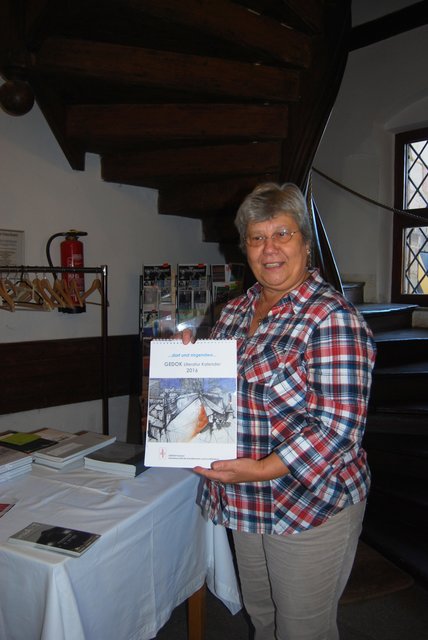 Helga Boenke mit dem Kalender 2016