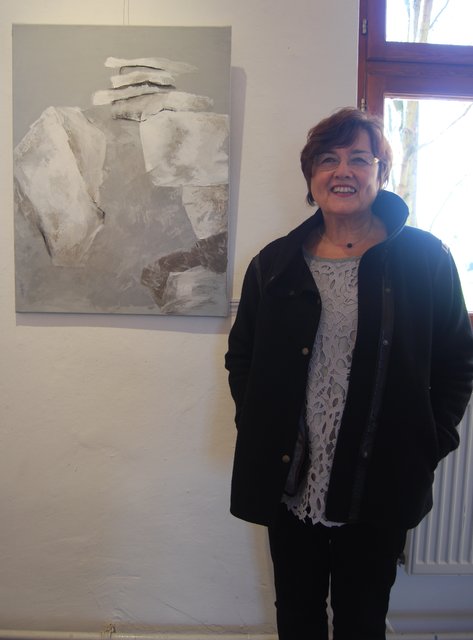 Gerda Hederer vor ihrem Werk