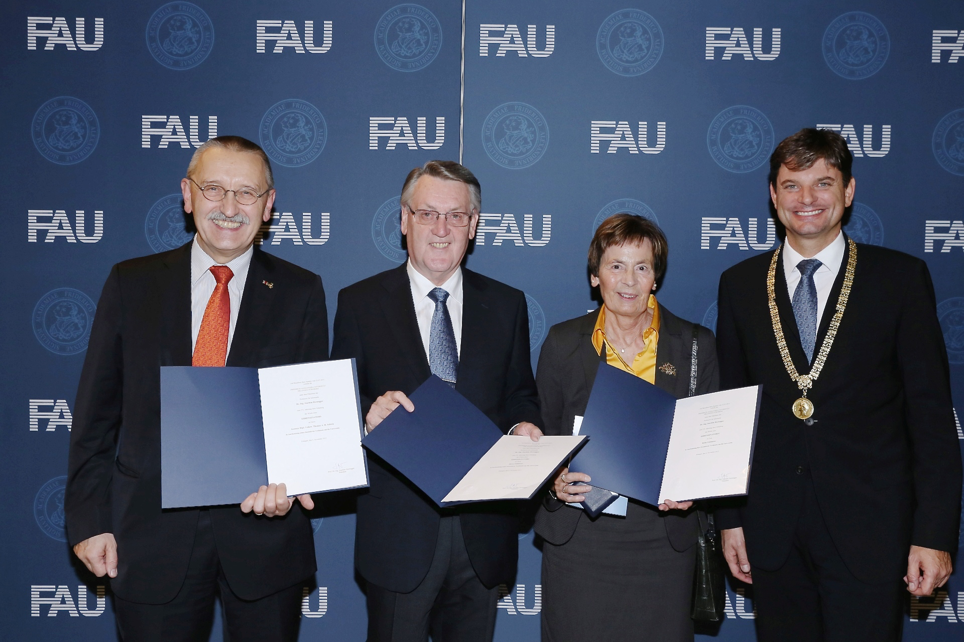 FAU-Präsident Prof. Dr. Joachim Hornegger (r.) mit den drei neu gewürdigten Ehrensenatoren Assessor Dipl.-Volksw. Thomas A.H. Schöck, Horst Feldmeier und Heide Feldmeier (v.l.n.r.). Foto: FAU/Kurt Fuchs