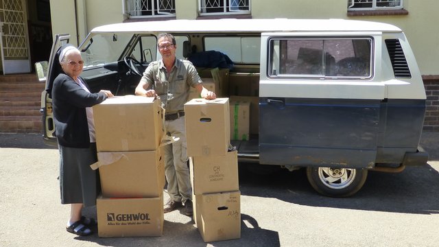 Viele Hilfsgüter hat Max Weeger im Gepäck und unterstützen die Simbabwer vor Ort.
