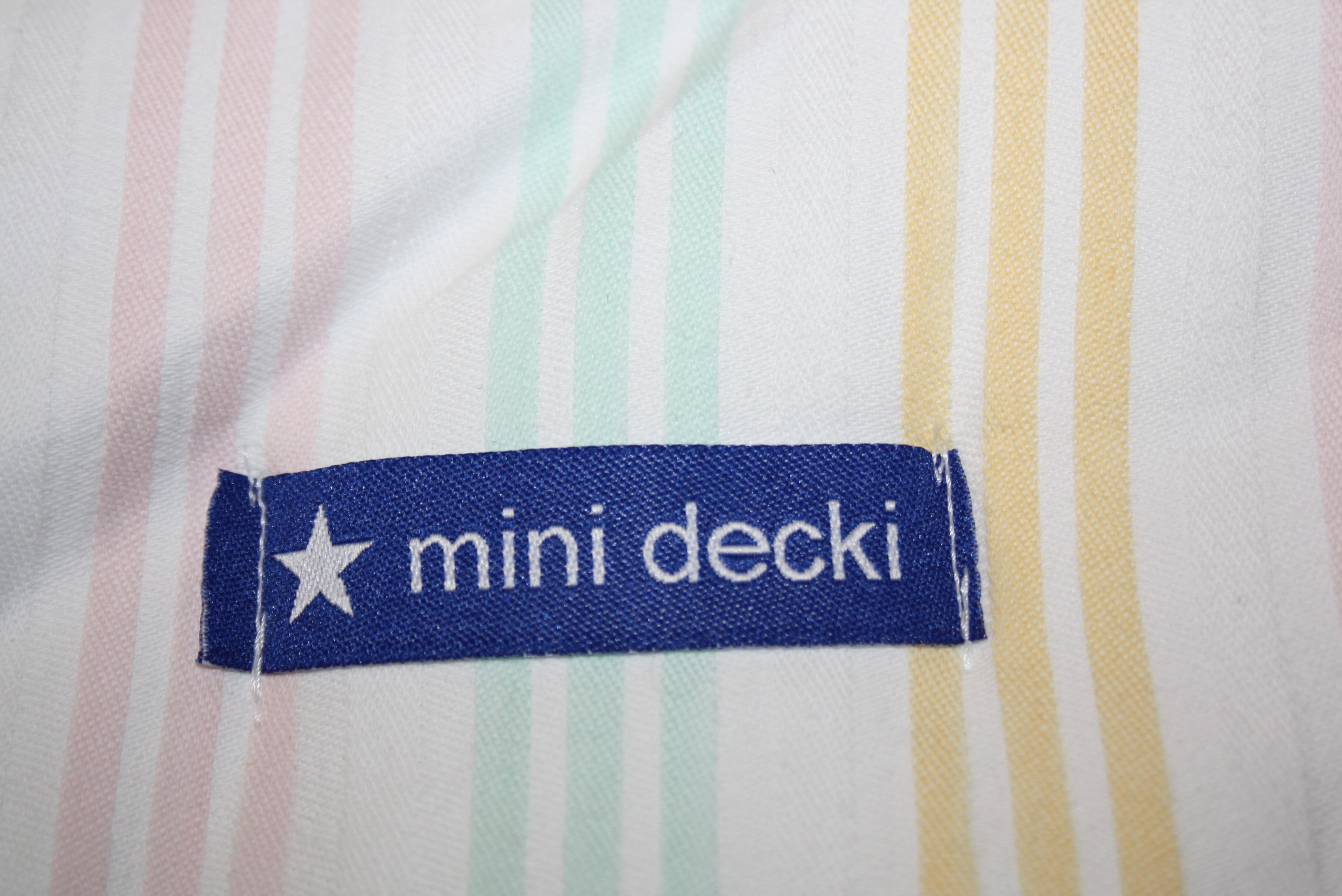 Unter dem Label *mini decki werden ehrenamtlich Kuscheldecken für Flüchtlingskinder genäht.