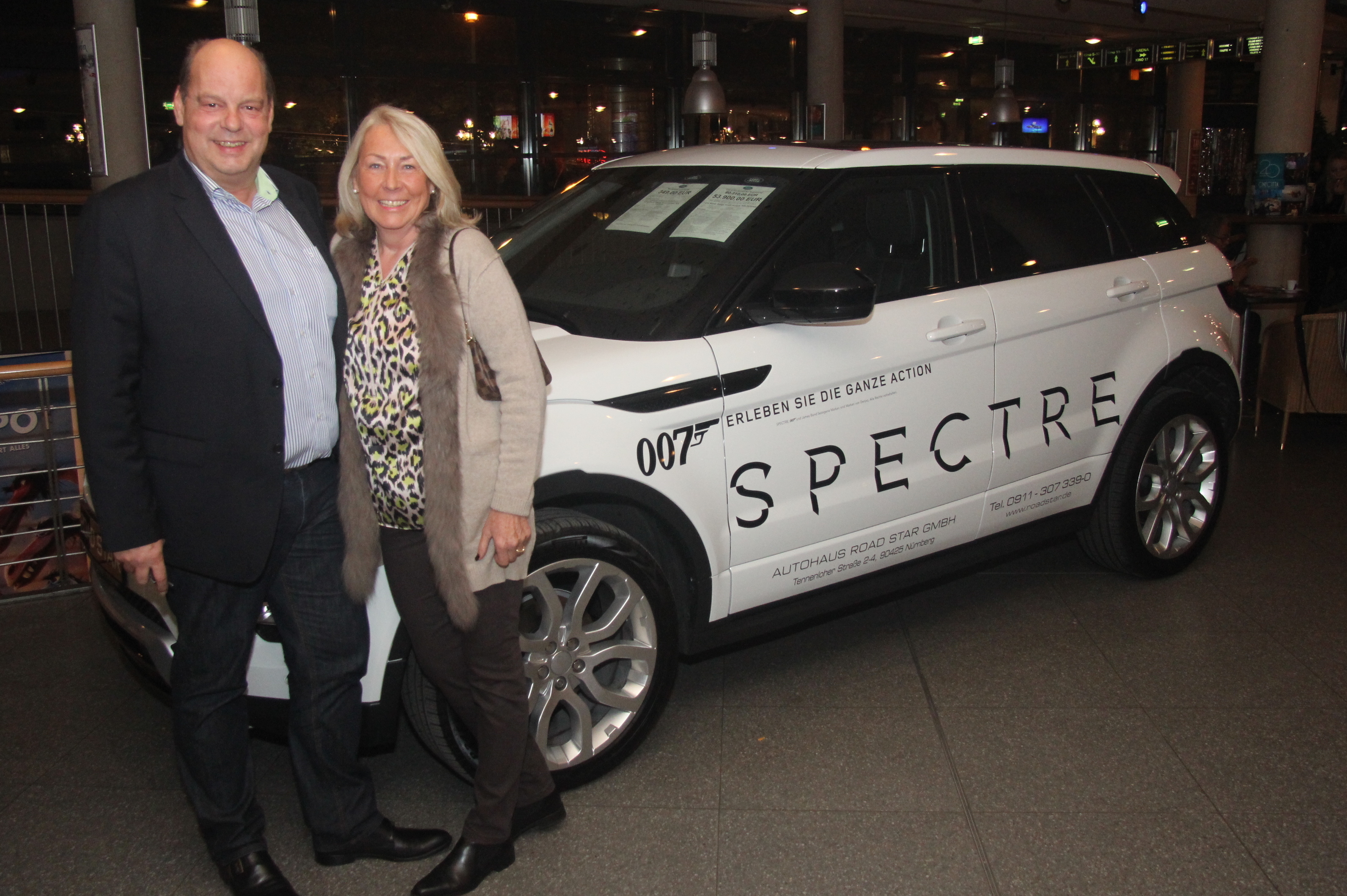 Die Autohaus Road Star-Inhaber Jürgen und Christine Füssinger zeigten im Cinecitta auch die Modelle von Land Rover und Jaguar.
