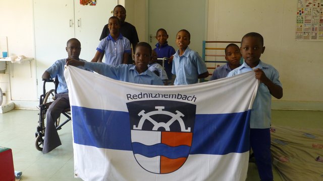 Auf seinen Reisen hat Max Weeger auch die Flagge von Rednitzhembach dabei.