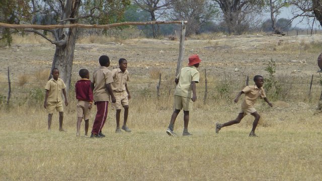 Eine dürre Wiese dient als Fussballplatz.