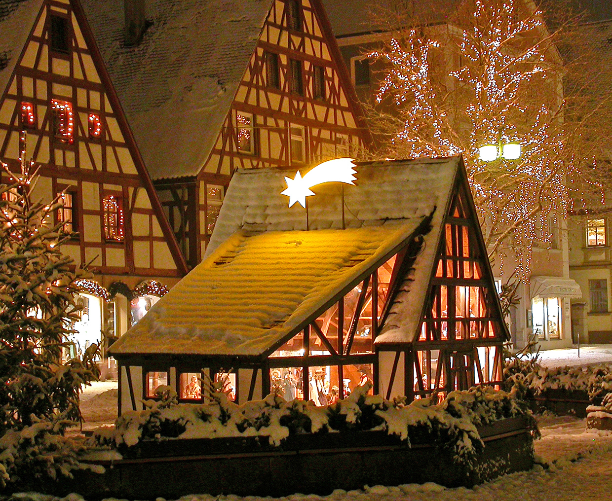 Das große Krippenhaus ist Mittelpunkt und Blickfang des Schwabacher Weihnachtsmarktes. (Foto: Stadt Schwabach)