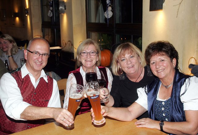 Das Ensemble der Leyher Stubenmusik: (v.l.) Werner Bauer, Vorsitzender  Arbeitskreis fränkischer Volksmusik Mittelfranken und Organisator der Veranstaltung, Maria Bauer, Astrid Adam und Monika Anhalt, 2. Vorsitzende Arbeitskreis fränkische Volksmusik Mittelfranken. | Foto: JK