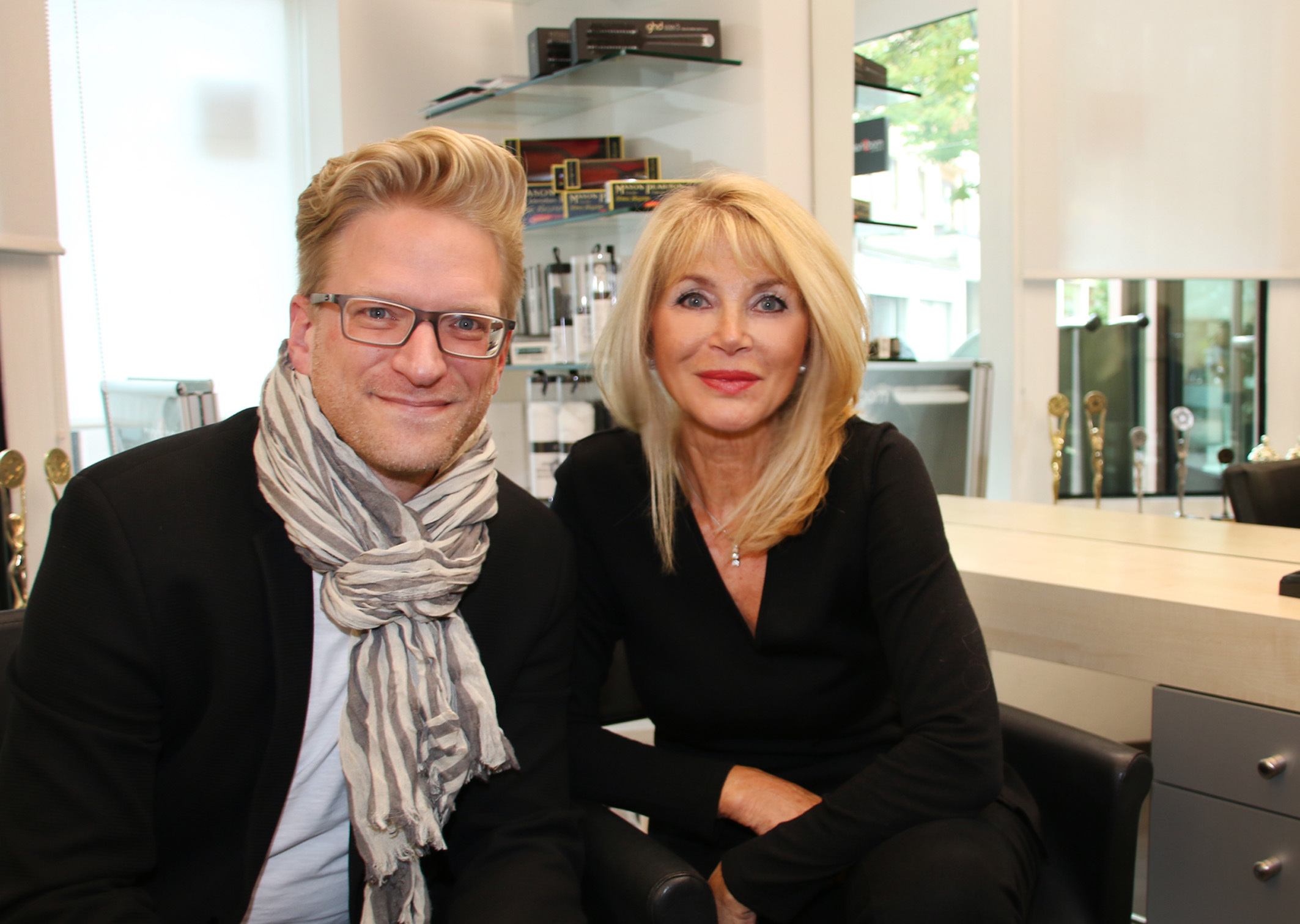 Ingrid Küffner begrüßt den neuen Inhaber Joachim Schlenkrich.