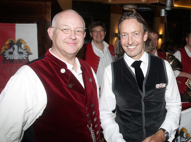 Der Chef der „Gochsumer Kärwamusikanten“ Wolfgang Düringer (l.) mit Röslein-Wirt Thomas Förster. | Foto: JK