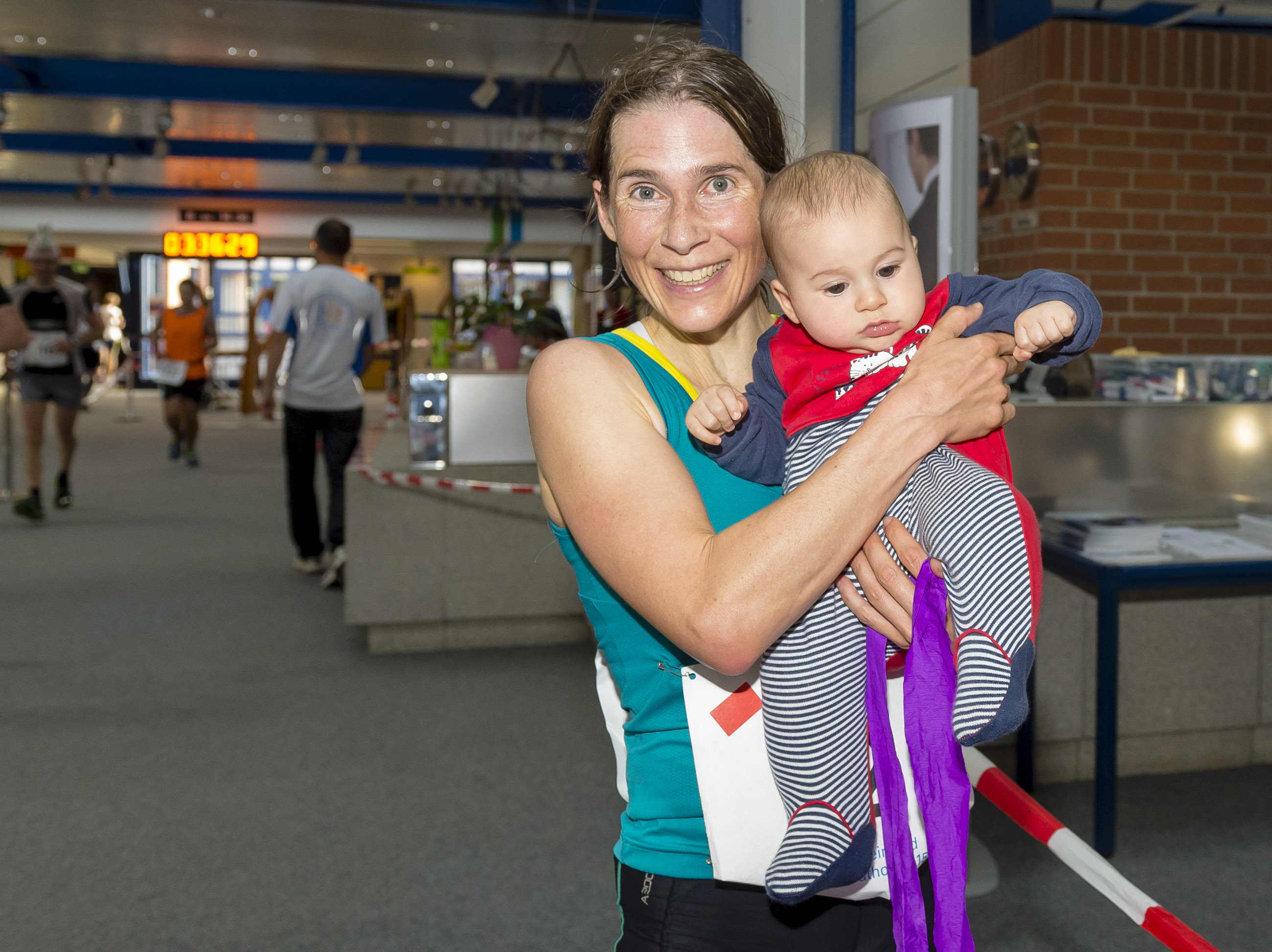 Siegerin Sonja Huber bekam nach dem Zieldurchlauf nicht nur Ihre Siegermedaille, sondern auch gleich noch ihr Baby auf den Arm.