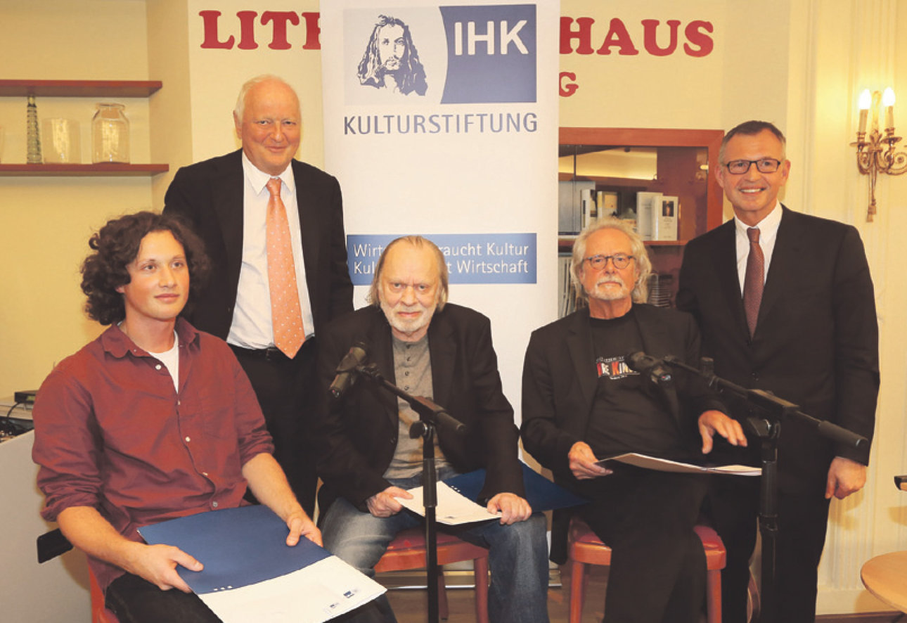 Der „Kulturpreis der mittelfränkischen Wirtschaft“ (hier ein Bild aus dem Jahre 2014) wurde von Dr. Bernd Rödl (2.v.l.) unterstützt. Weitere Personen: Joshua Groß, Sonny Hennig und Ernst Schultz (v.l. sitzend) und IHK-Präsident Dirk von Vopelius.