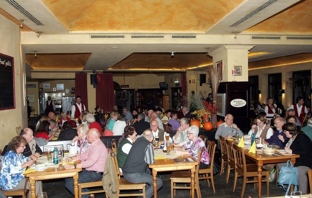 Im vollbesetzten Restaurant Bratwurst Röslein herrschte am Sonntag zünftige Stimmung. | Foto: JK
