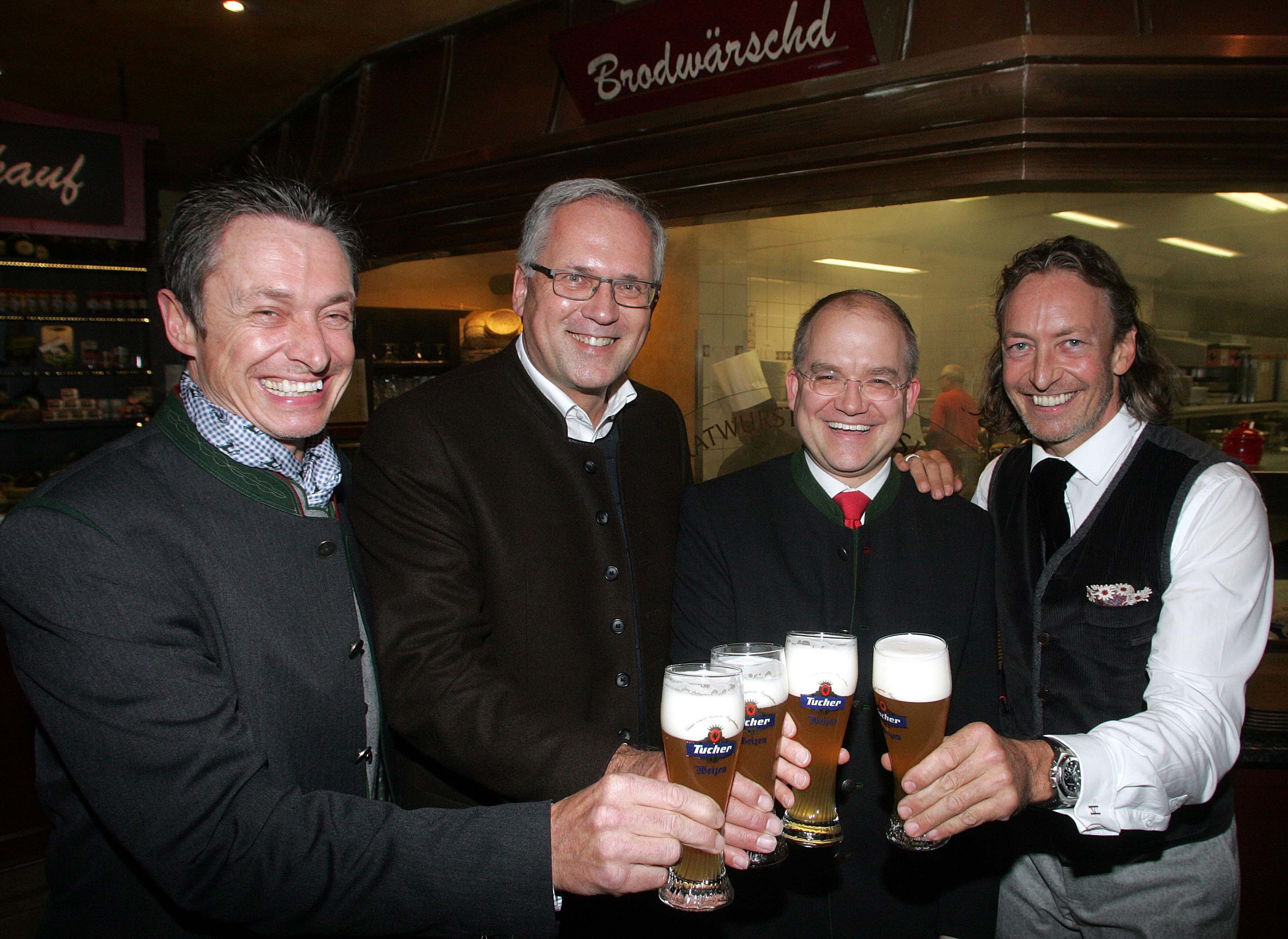 Ein Prosit auf die fränkische Wirtshauskultur: Die Röslein-Wirte Michael (l.) und Thomas Förster (r.) mit Bezirkstagspräsident Richard Bartsch (2.v.l.) und CSU-Stadtratsfraktions-Chef Sebastian Brehm.
