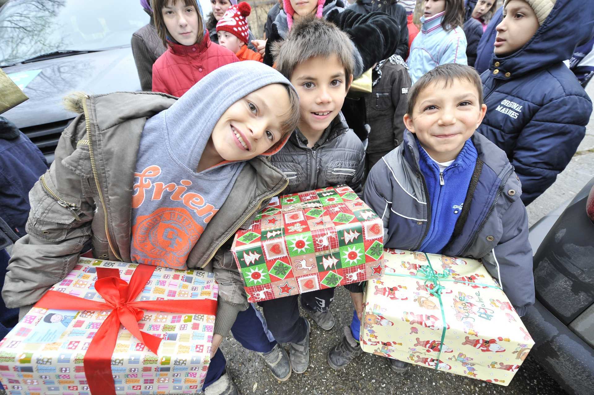 Man glaubt gar nicht, wie viel Freude ein einfaches Weihnachtspäckchen Kindern in Notgebieten machen kann.