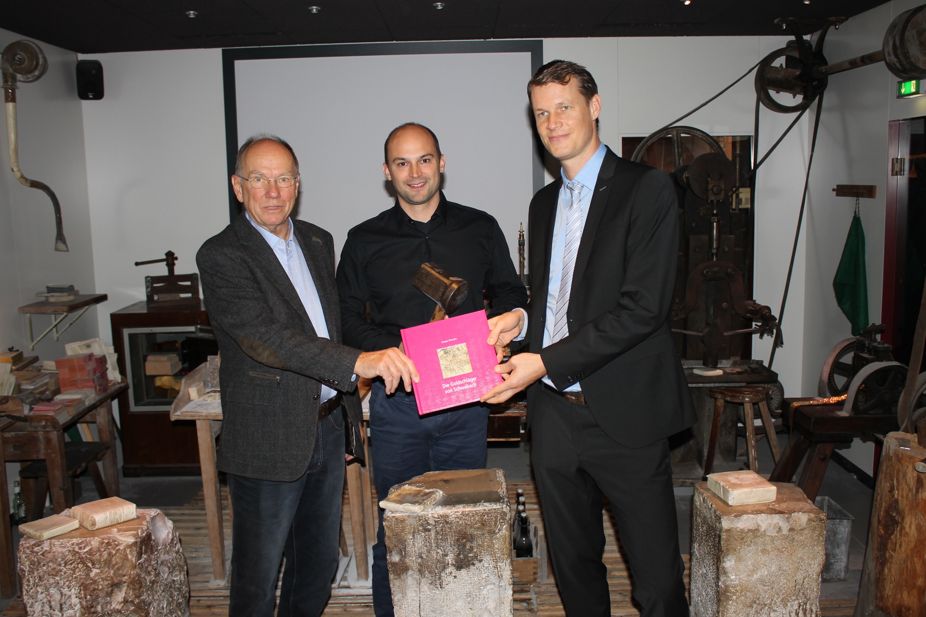 Oberbürgermeister Matthias Thürauf (r.) bedankt sich bei Jürgen Franzke (l.) und Armin Haferung, dass es nun ein fachkundiges Buch über die Schwabacher Goldschläger gibt.