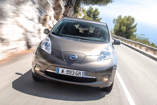 Der Nissan Leaf ordnet sich auch im Modelljahrgang 2016 ein in das breite Angebot an Kompaktautos – nur eben mit Elektroantrieb. Foto: Auto-Medienportal.Net/Nissan