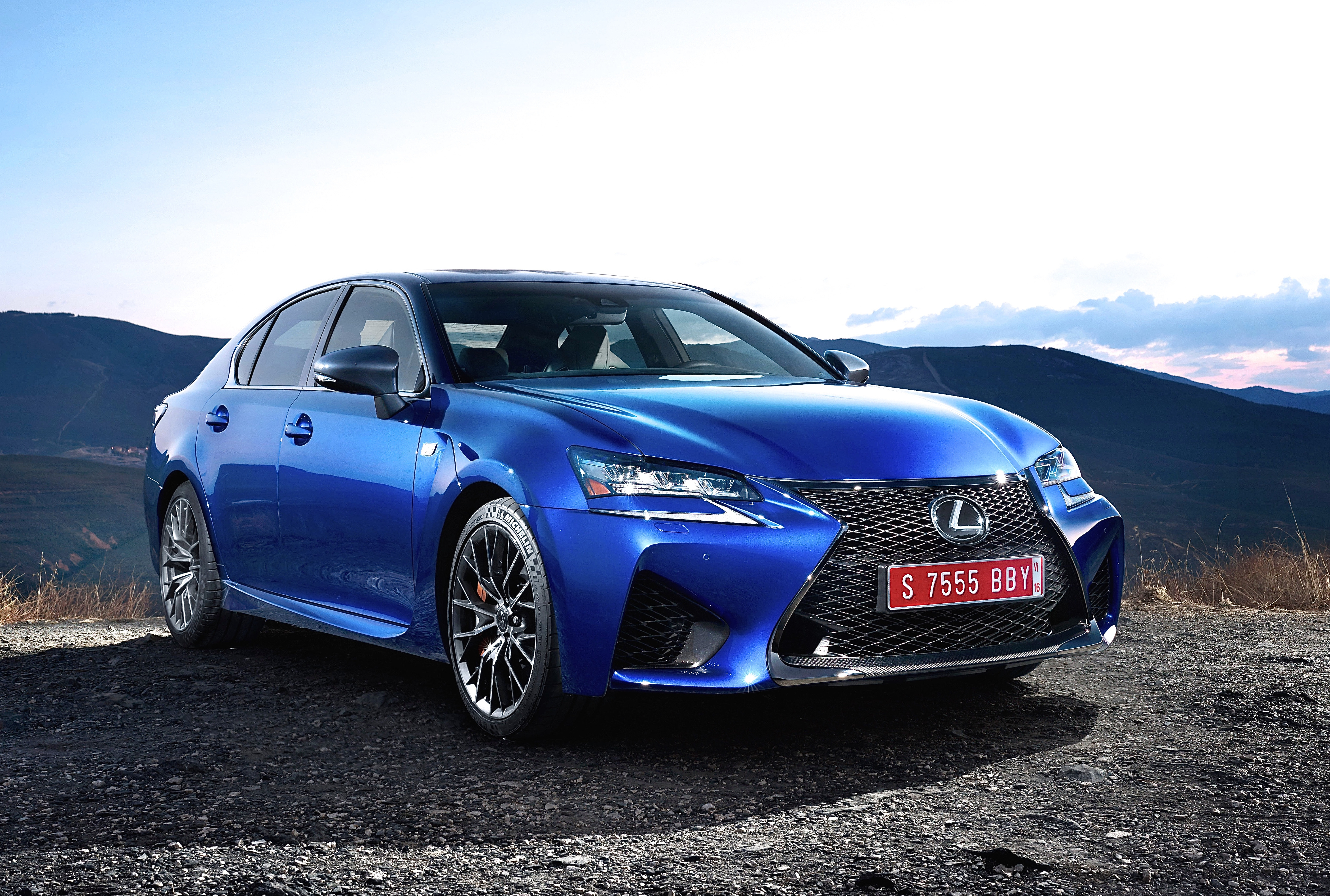 Die Silhouette des knapp fünf Meter langen GS F bemüht sich um Anklänge an eine Coupé-Form. Foto: Auto-Medienportal.Net/Lexus