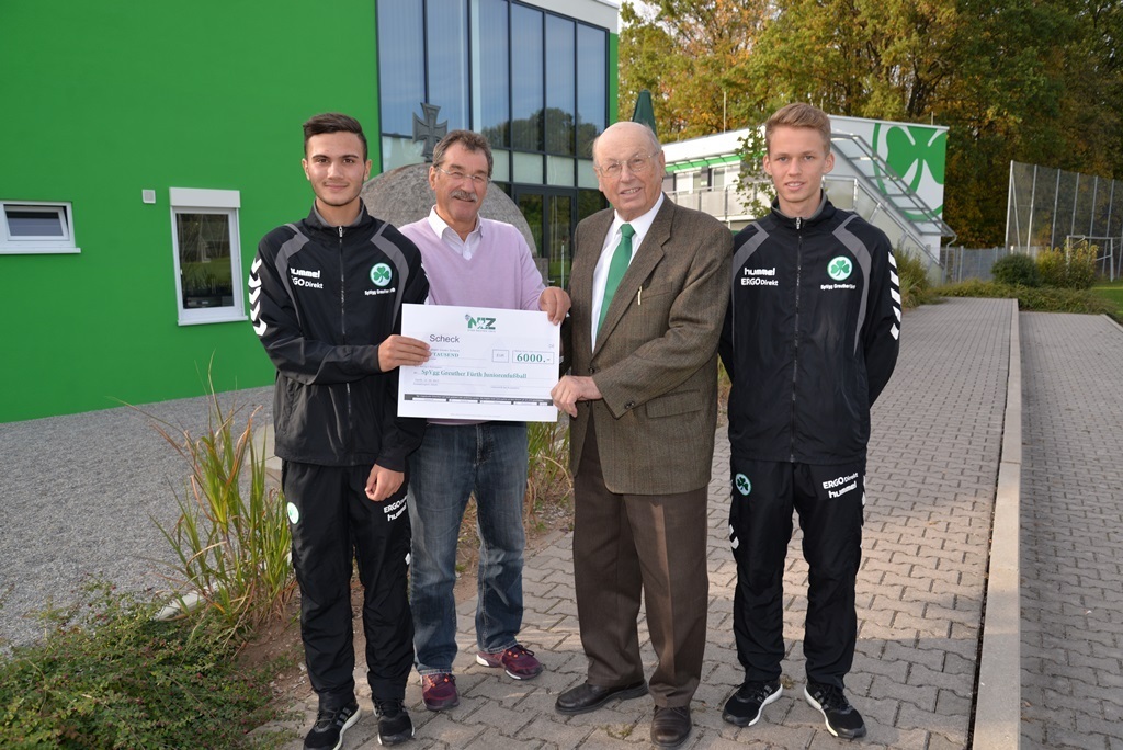 Bei der Scheckübergabe (v.l.) Gabriele Blasi, Günter Gerling, Georg Strattner und Pascal Tröger.