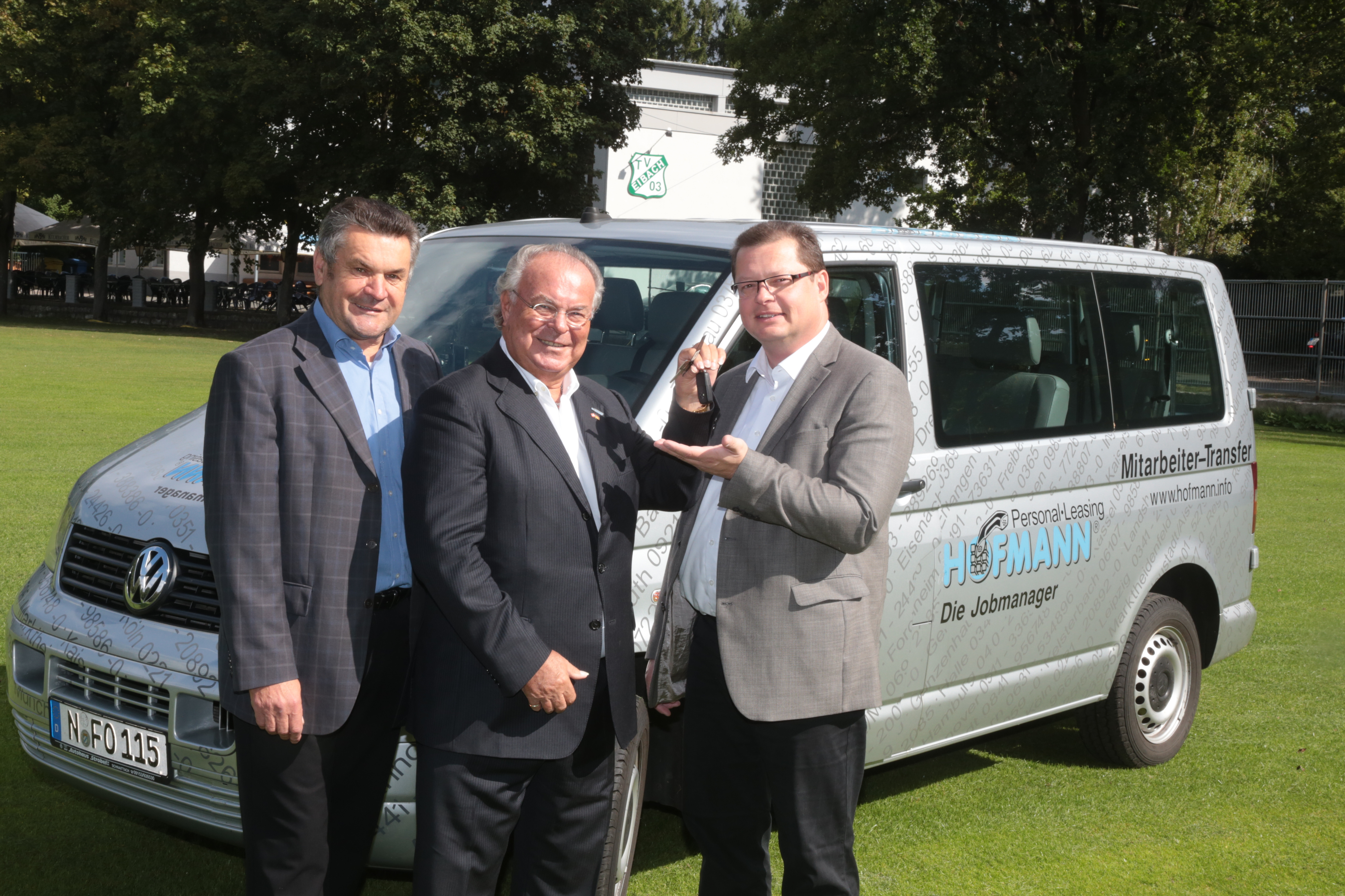 Bei der Schlüsselübergabe vor dem Mannschaftstransporter VW T5 und Vereinsheim: Kilian Sendner (l.), Vorsitzender des Fördervereins TV Eibach 03, Bernd Heinrich, Leiter Fuhrpark der Hofmann Zeitarbeit GmbH und Harald Bleicher (r.), Präsident TV Eibach 03.
