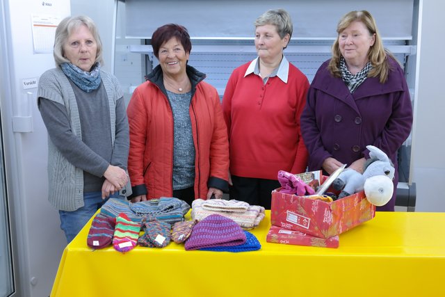 Elfie Meier, 1.v.l., und Marianne Schmidt 3.v.l., von der Nachbarschaftshilfe, und Roswitha Weiher, VdK, 1.v.r., freuen sich mit Erika Meier, 2.v.l. über die Spenden