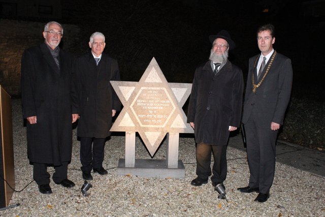 Bei der Gedenkveranstaltung am ehemaligen Platz der Hauptsynagoge: v.l. Regierungspräsident Dr. Paul Beinhofer, Dr. Josef Schuster (Vorsitzender des Zentralrats der Juden), Rabbiner Jakov Ebert und Oberbürgermeister Christian Schuchardt. | Foto: Sebastian Hilpert