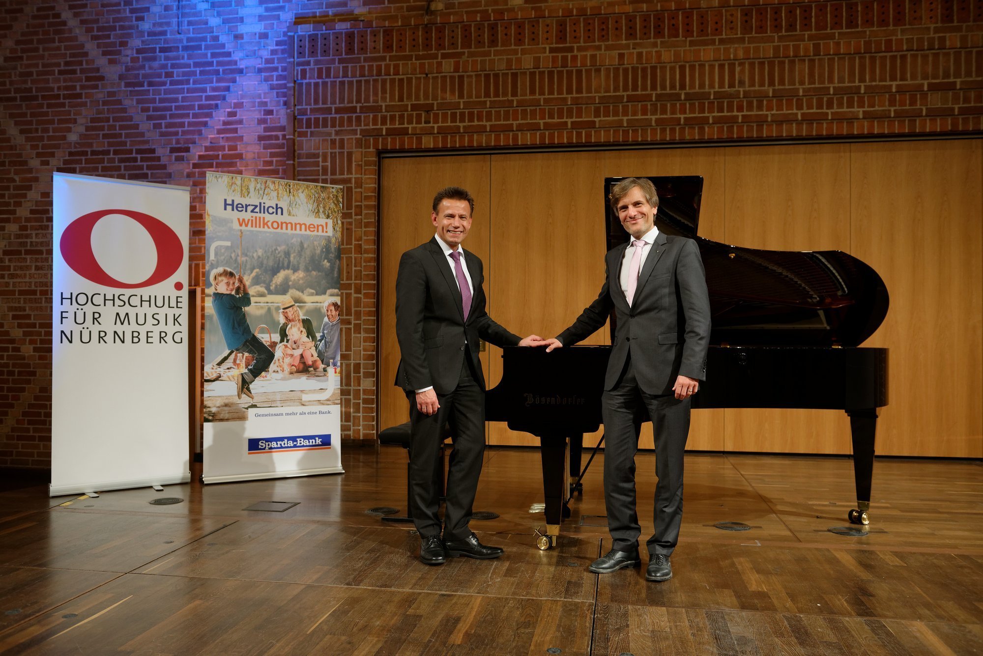 Mit einem Konzert der Hochschule für Musik wurde der Bösendorfer-Konzertflügel eingeweiht, der von der Sparda-Bank Nürnberg gestiftet wurde. Auf dem Bild der Vorstandsvorsitzende des Gewinn-Sparvereins der Sparda-Bank Nürnberg e. V. Thomas Lang (l.) und der Präsident der Hochschule für Musik Prof. Dr. Martin Ullrich.