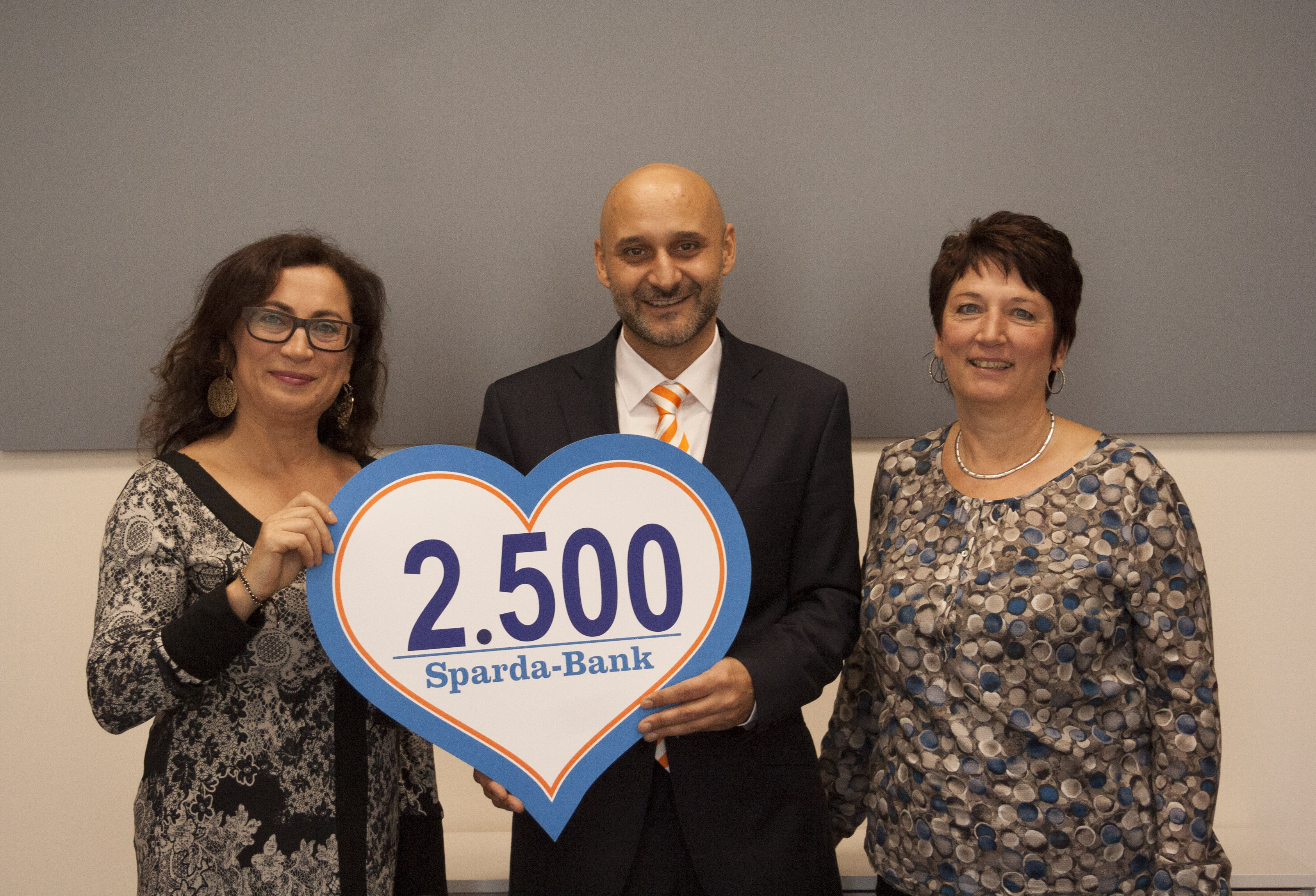 In der neuen Filiale der Sparda-Bank in Fürth übergab Filialleiter Dejan Susak die Spende an die Vorstandsmitglieder des Vereins „Netzwerk Kinderfreundliche Stadt“, Maria Fontana-Eberle (li.), und Doris Peipp-Schmidt.